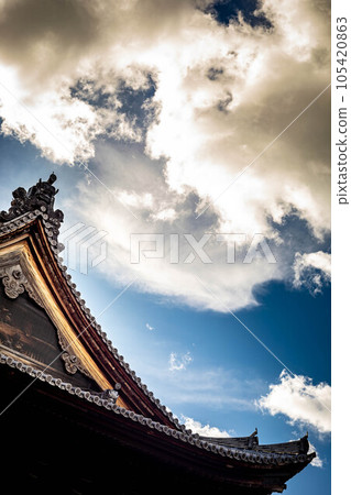 妙心寺的夏天，佛寺屋頂上的夏日藍天，以及描繪漩渦的動態夏日雲彩 105420863
