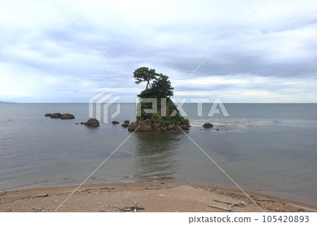 Onnaiwa on the Amaharashi Beach (Takaoka City, Toyama Prefecture) 105420893