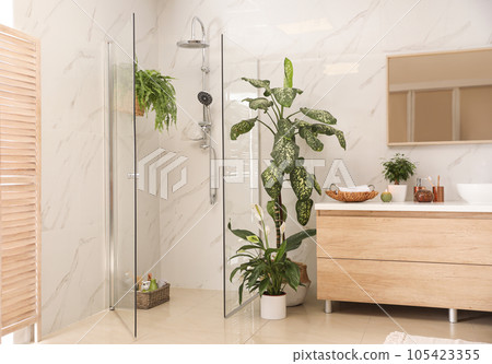 Interior of modern bathroom with green plants 105423355