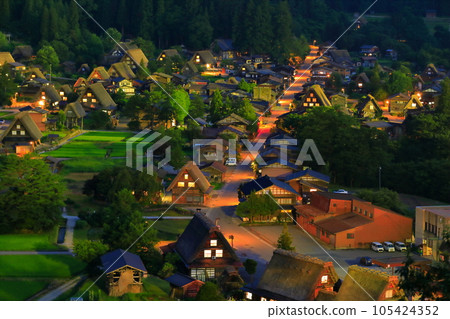 [岐阜縣] 俯瞰城山展望台的白川鄉夜景 105424352