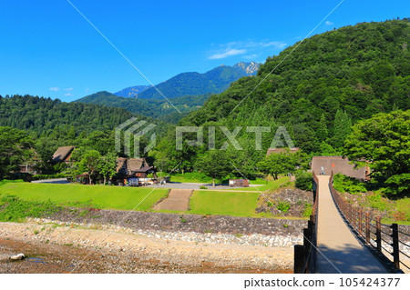 [Gifu Prefecture] Shirakawa-go (Shogawa) under fine weather 105424377