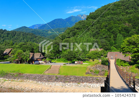 [Gifu Prefecture] Shirakawa-go (Shogawa) under fine weather 105424378