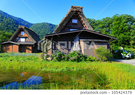[Gifu Prefecture] Shirakawa-go under sunny weather 105424379