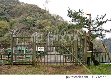 沼本大壩頂部的柵欄 105424439