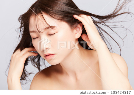 美麗的年輕日本女人，頭髮凌亂 105424517