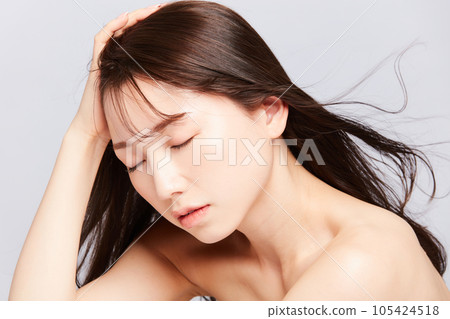 美麗的年輕日本女人，頭髮凌亂 105424518