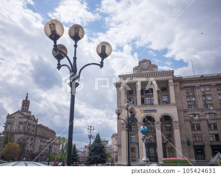 【烏克蘭】基輔市中心“獨立廣場”矗立的複古路燈、中央郵局的石頭外牆和陰雲密布的天空 105424631
