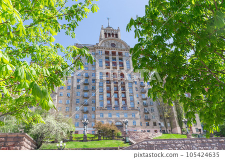 [Ukraine] Street trees with green leaves and stone historical buildings in the capital Kyiv 105424635