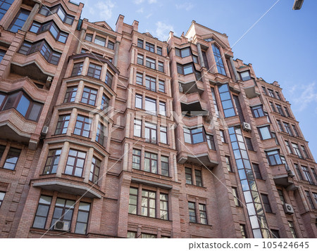 [Ukraine] Looking up at a high-rise brick apartment building in Kyiv, the capital, from below 105424645