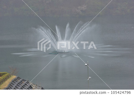Juo 全景公園的 Juo 水壩堤壩和噴泉 Juo 全景公園的 Juo 水壩堤壩和噴泉 105424796