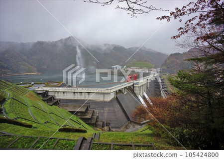 Juo 全景公園的 Juo 水壩堤壩和噴泉 Juo 全景公園的 Juo 水壩堤壩和噴泉 105424800