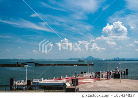 夏天的琵琶湖大津港觀光船碼頭 夏天的琵琶湖大津港觀光船碼頭 105424827