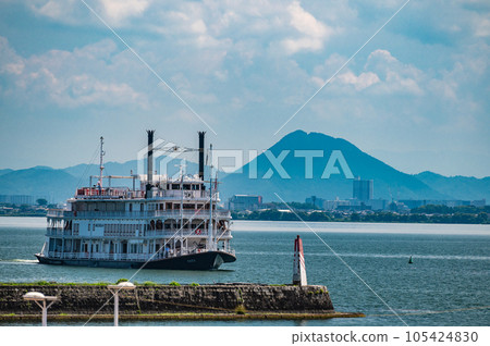 密西根號遊船駛入大津港 105424830