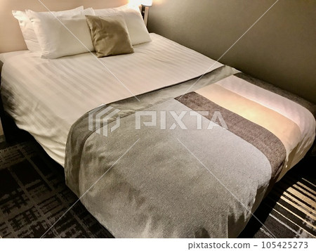 Business hotel single bed 105425273