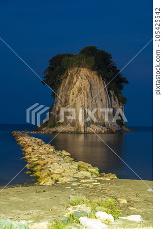 夜晚燈火通明的能登觀光景點見附島（又名軍艦島）的夜景 | 石川縣珠洲市 105425542