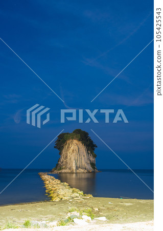 夜晚燈火通明的能登觀光景點見附島(又名軍艦島)的夜景 | 石川縣珠洲市 夜晚燈火通明的能登觀光景點見附島(又名軍艦島)的夜景 | 石川縣珠洲市 105425543