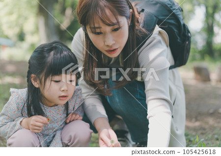 父母和小孩 親子 公園 105425618