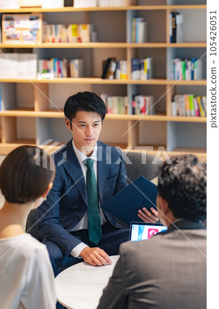 一對中年夫婦和輔導員在大廳交談 105426051