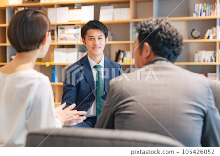 一對中年夫婦和輔導員在大廳交談 一對中年夫婦和輔導員在大廳交談 105426052