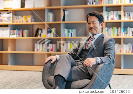 坐在大堂的行政人員 坐在大堂的行政人員 105426053