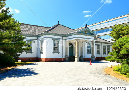 [香川縣] 晴朗天氣下的舊善通寺會工社（會社本館）和現在的善通寺市政廳 105426850