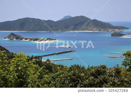 從沖繩縣座間味島慶良間群島高槻山展望台眺望座間味港 105427268