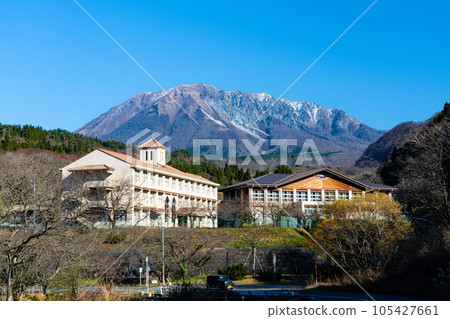 [Closed] Former Houki Municipal Nikko Elementary School (now Nikko Community Center) Daisen in Winter and School Building 1 Hoki-cho, Saihaku-gun, Tottori Prefecture 105427661