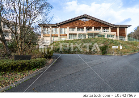 [Closed] Former Houki Municipal Nikko Elementary School (now Nikko Community Center) gymnasium and school sign, Houki-cho, Saihaku-gun, Tottori Prefecture 105427669