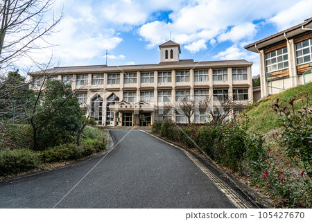 [停課] 舊鳳岐市立日光小學（現在的日光社區中心） 校舍和晴朗的冬日天空 鳥取縣西白郡穗木町 105427670