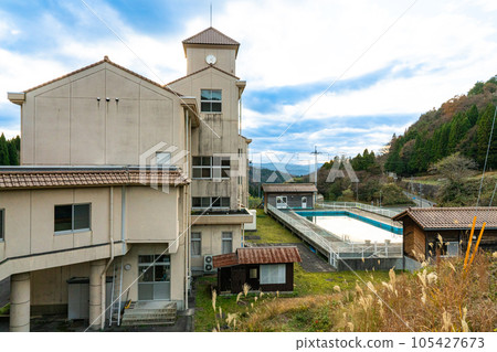 [停課] 鳥取縣西白郡寶喜町舊寶喜市立日光小學（現日光社區中心）校舍及游泳池 105427673