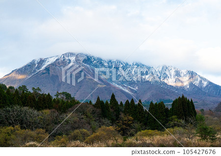 【日本名山百選】從舊日光小學附近看到的初冬大山 2 鳥取縣西白郡保木町 105427676