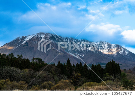 【日本名山百選】從舊日光小學附近看到的初冬大山 鳥取縣西伯郡保木町3 105427677