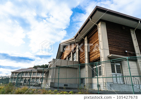 [關閉] 鳥取縣西白郡保喜町舊寶喜市立日光小學（現在的日光社區中心）冬日陽光明媚的體育館和校舍 105427678