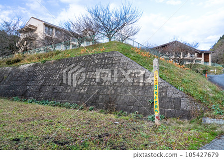 [Closed] Former Houki Municipal Nikko Elementary School (now Nikko Community Center) Handmade school sign and school building, Houki-cho, Saihaku-gun, Tottori Prefecture 105427679
