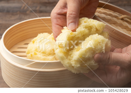 Steamed manju split 105428029