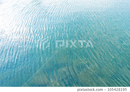 清晨陽光下波光粼粼的海面 105428195