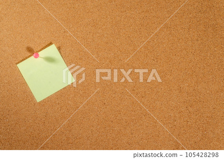 軟木板牆，帶有推釘式便箋 105428298