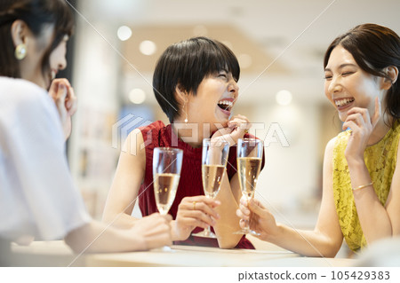 拿著香檳酒杯聊天的年輕女性攝影合作:Credisce(丸善友勝堂株式會社) 拿著香檳酒杯聊天的年輕女性攝影合作:Credisce(丸善友勝堂株式會社) 105429383
