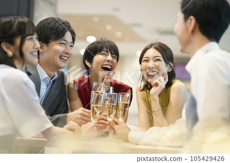 青年男女敬酒派對形象攝影合作:Credisce(丸善湯堂株式會社) 青年男女敬酒派對形象攝影合作:Credisce(丸善湯堂株式會社) 105429426
