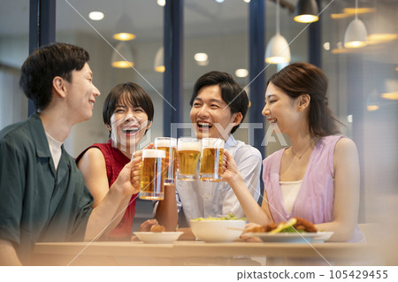 Young men and women toasting with beer Photography cooperation: Credisce (Maruzen Yushodo Co., Ltd.) 105429455