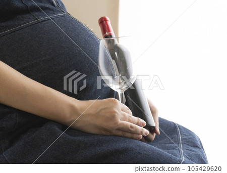 pregnant woman and wine and wine glass 105429620