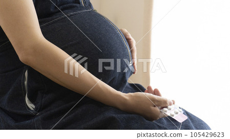 Pregnant women and medicine 105429623