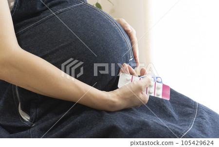 Pregnant women and medicine 105429624