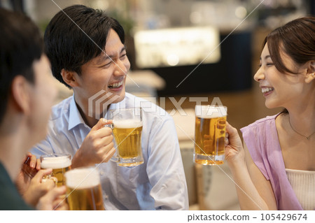 Young men and women drinking beer Photography cooperation: Credisce (Maruzen Yushodo Co., Ltd.) 105429674