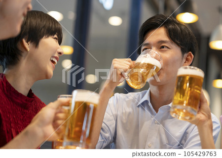 喝啤酒的青年男女攝影合作:Credisce(丸善湯堂株式會社) 喝啤酒的青年男女攝影合作:Credisce(丸善湯堂株式會社) 105429763