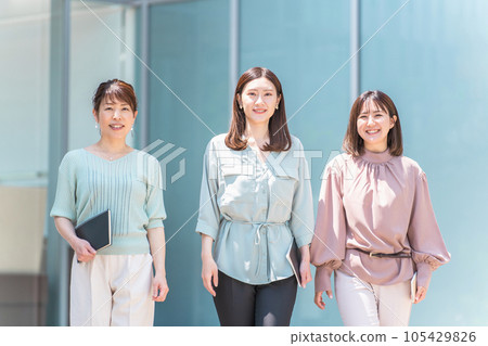 離開公司/辦公室外出的女性（OL/商務女性） 105429826