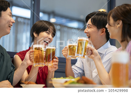 年輕男女邊喝啤酒杯邊聊天攝影合作：Creadisce（丸善湯堂株式會社） 105429998
