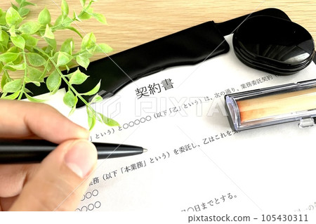 簽訂合同的人的手 簽訂合同的人的手 105430311