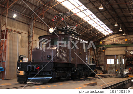 站在復古車庫裡的Alpico Kotsu ED301電力機車_2023/7/2拍攝 站在復古車庫裡的Alpico Kotsu ED301電力機車_2023/7/2拍攝 105430339