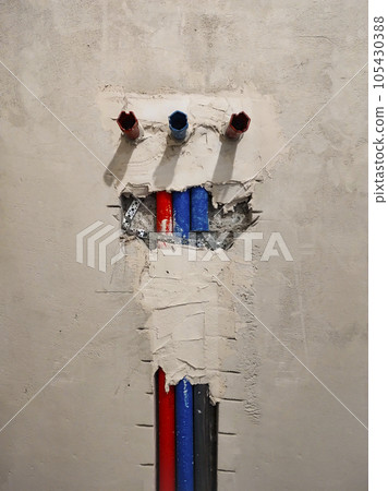 Wiring of plumbing pipes for water supply in a new house. 105430388